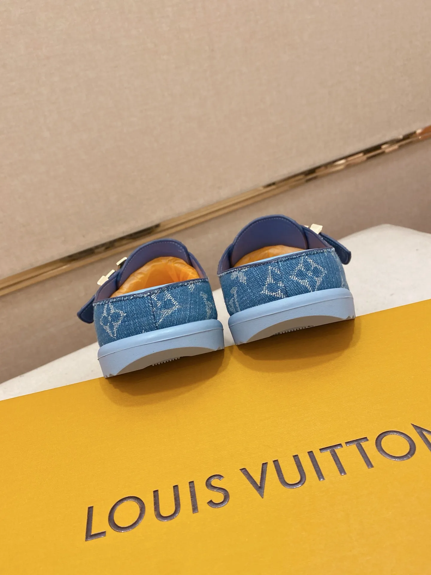 Men's shoes💰: 200💰38-45, LV Easy 2025 new men's casual sandals and slippers, made of suede cow leather, with Monogram pattern to highlight the trendy style. Adjustable straps illuminated with LV letters, while a resilient insole and micro outsole provide lightweight comfort. Made of suede cow leather with embossed Monogram pattern and brand element metal hardware✅Adjustable straps➕Tough insole‼ ️Micro outsole. Comfortable and easy to wear‼ ️